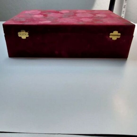 Hand-Painted Jewelry Box in Pink Roses and Green Leafs with a Brass knob - Picture 6 of 10